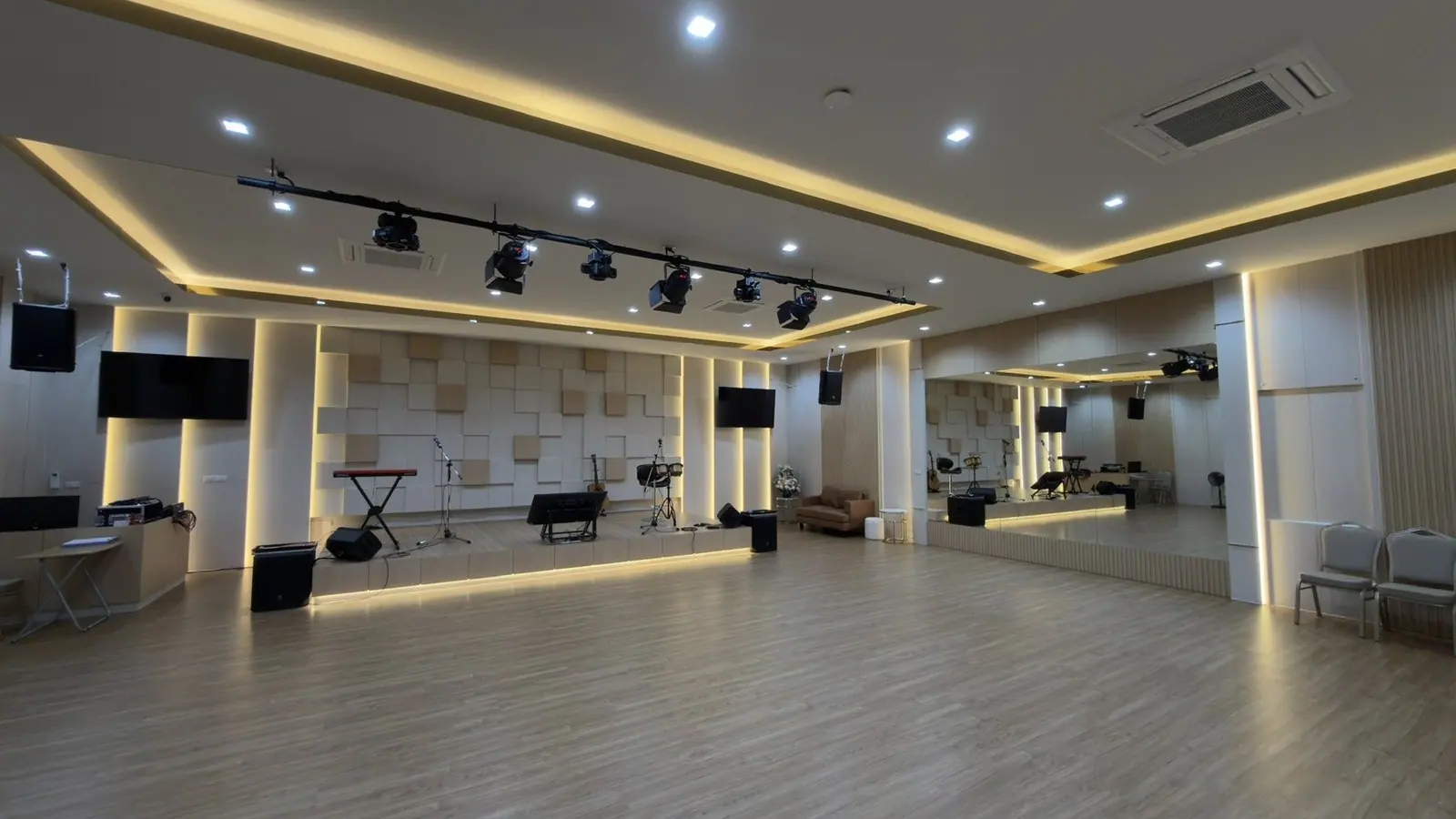 ห้องอเนกประสงค์ ไฟเวที