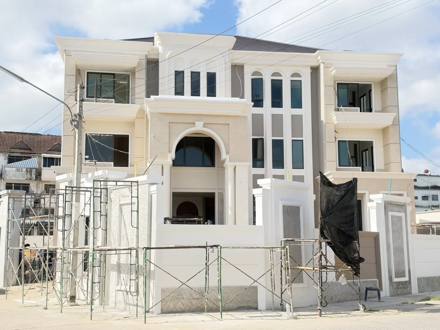บ้าน 3 ชั้น 1,200 ตร.ม.