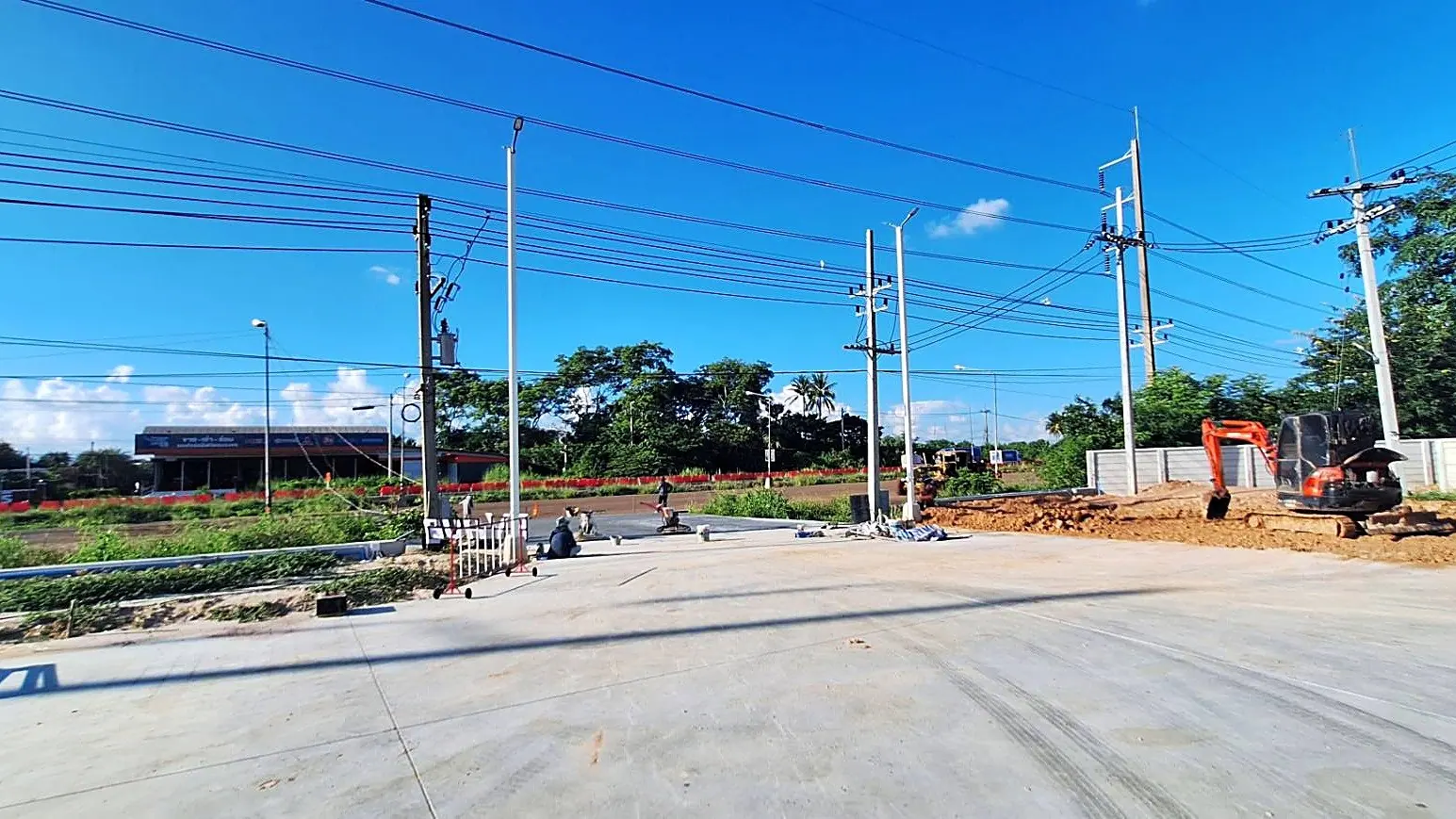 ลานคอนกรีตด้านหน้า